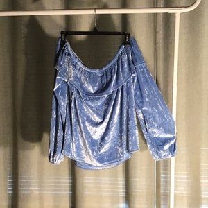 Women’s off the shoulder blouse NWOT